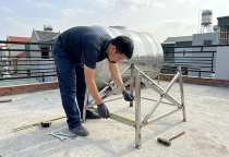 Cách kiểm tra chân bồn nước inox trước khi đặt lên sân thượng