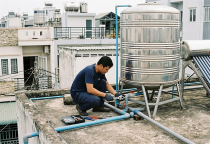 Nước từ bồn trên mái chảy yếu – Cách kiểm tra độ cao, đường ống và thiết bị sử dụng